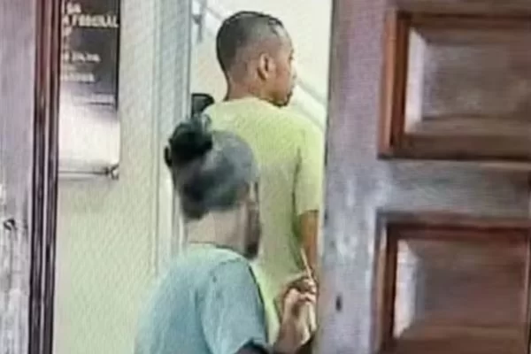 ex jogador robinho chegando na sede da delegacia para ser preso por estubro