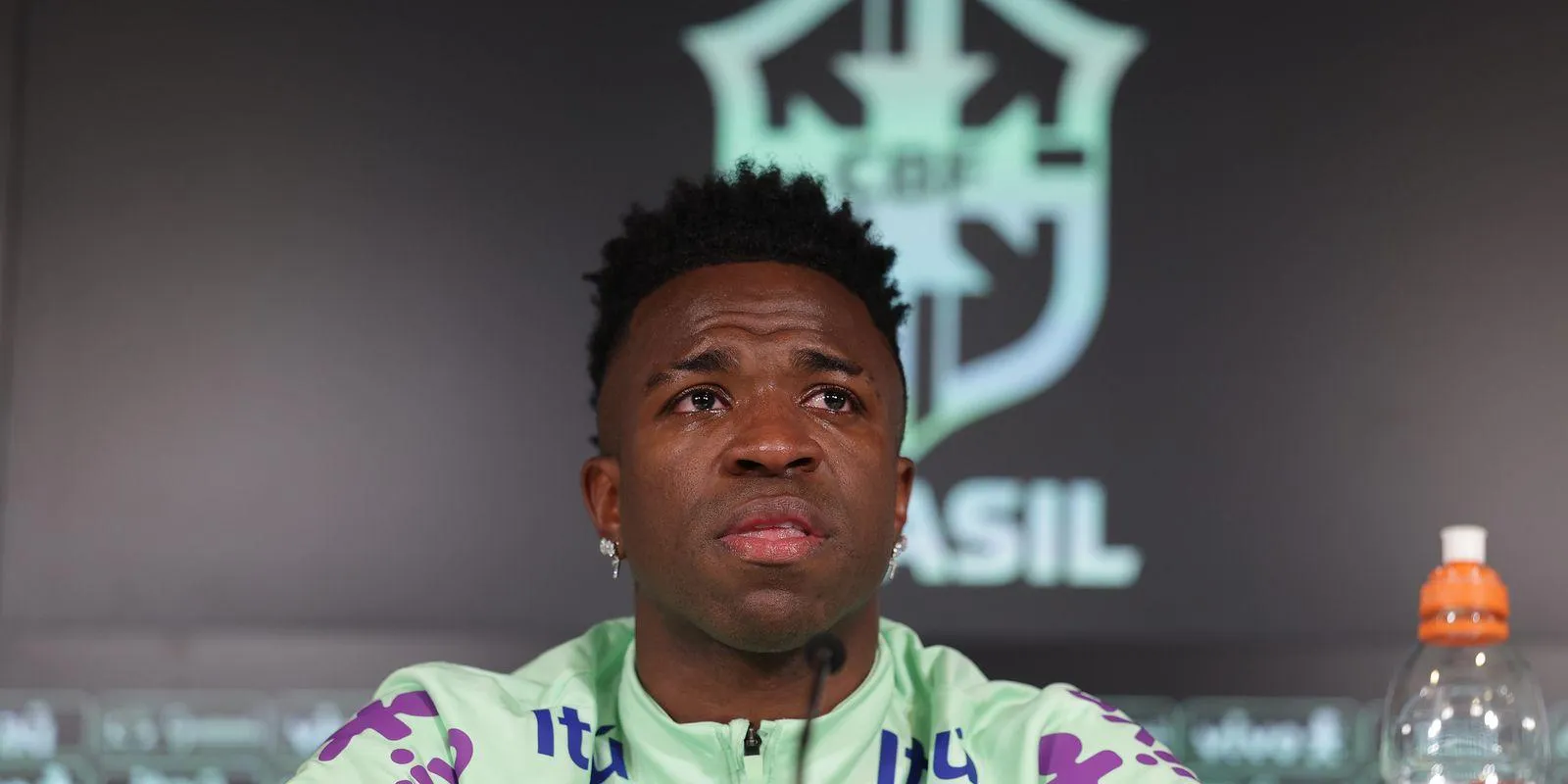 Vini Jr revela que racismo afeta sua motivação para jogar, comove em entrevista emocionada